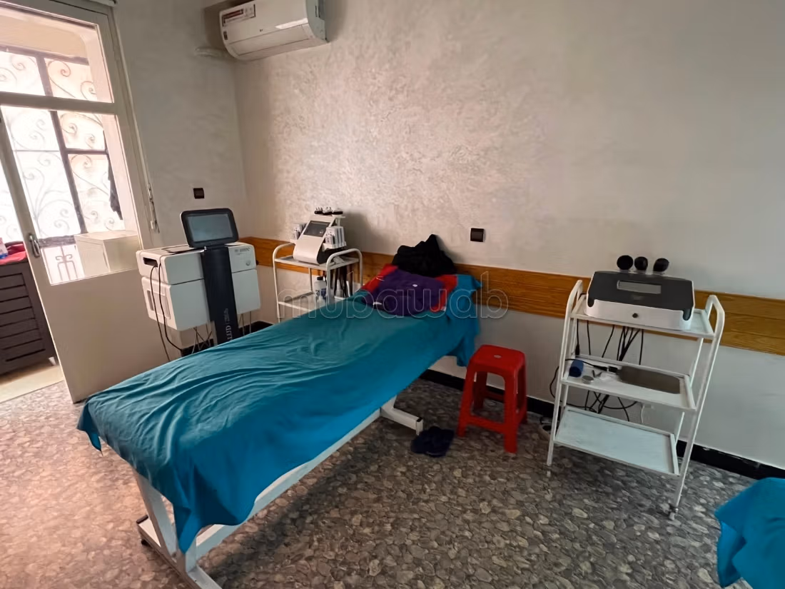 Local comercial a la venta en Guéliz. Superficie 120 m². Ascensor