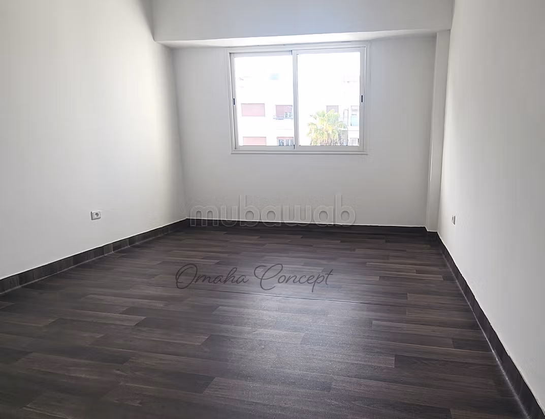 Bureau sur Boulevard 114m2 
4 pièces 
1er étg 
Maarif