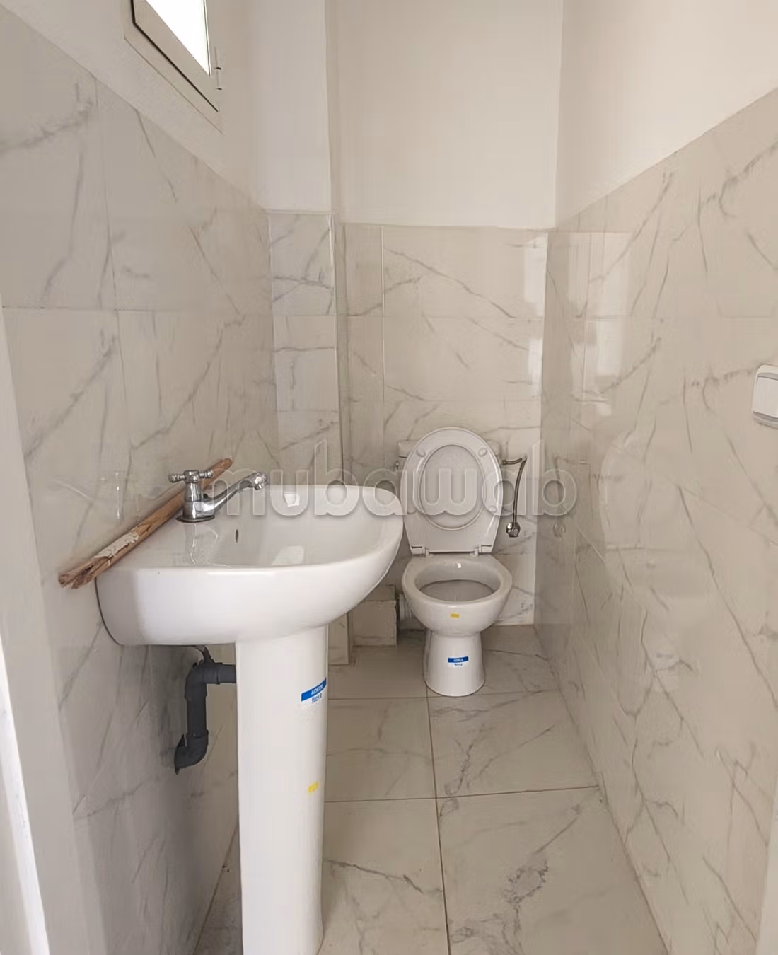 Bureau sur Boulevard 114m2 
4 pièces 
1er étg 
Maarif