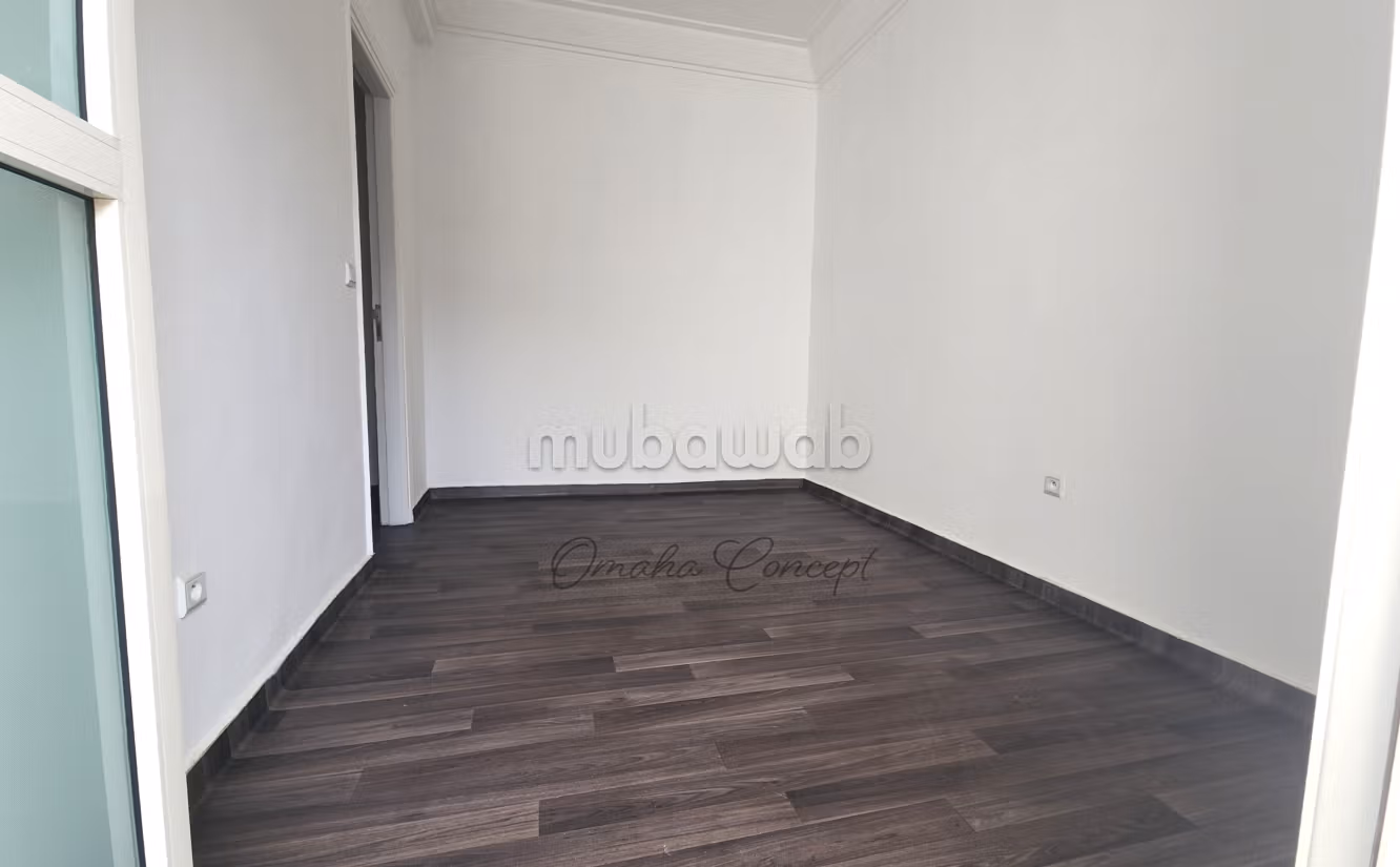 Bureau sur Boulevard 114m2 
4 pièces 
1er étg 
Maarif