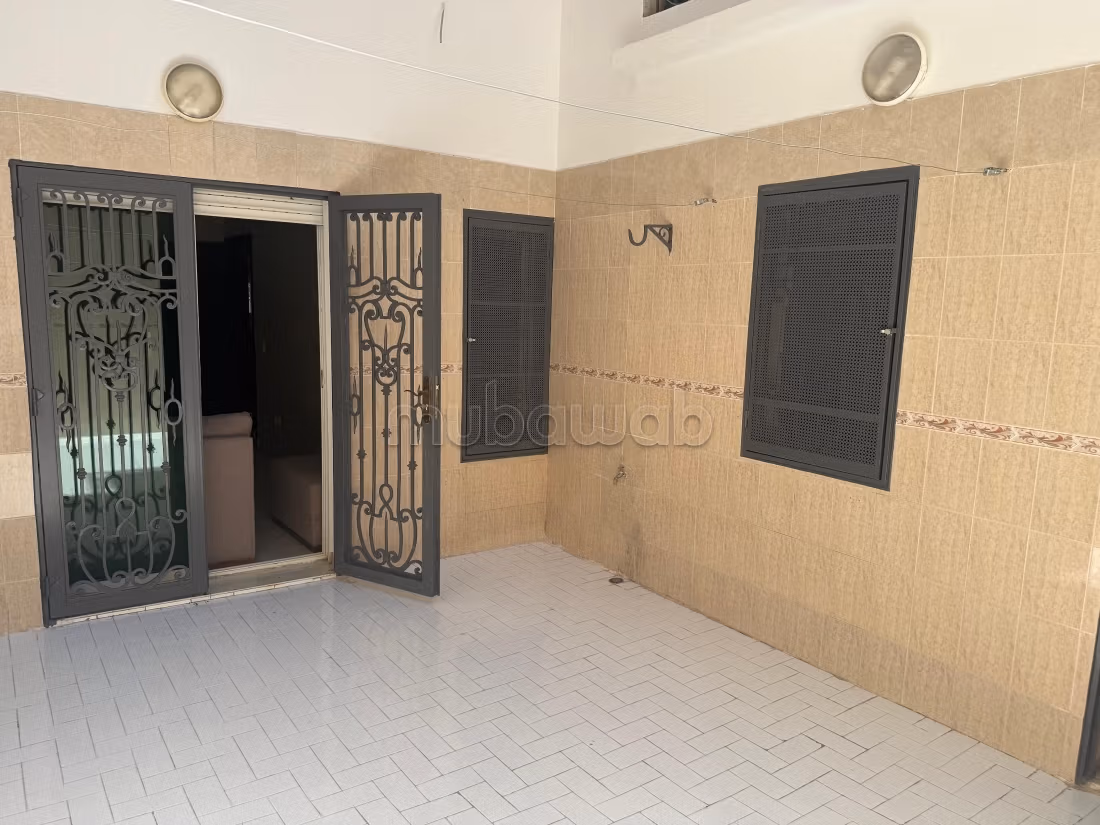Bell'appartamento in affitto ad Al-Walfa. Superficie 133 m². Arredato