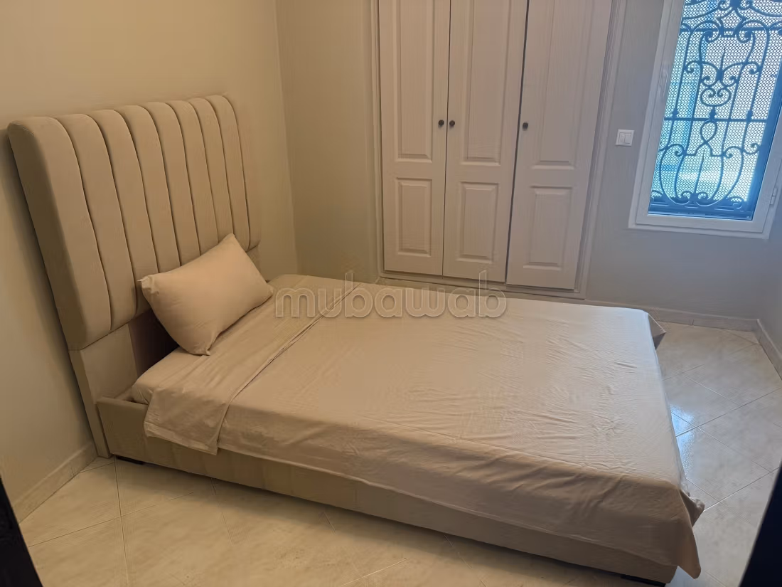 Bell'appartamento in affitto ad Al-Walfa. Superficie 133 m². Arredato