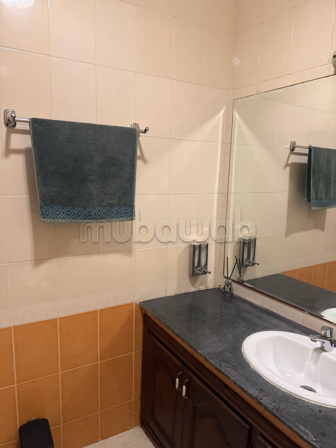 Bell'appartamento in affitto ad Al-Walfa. Superficie 133 m². Arredato