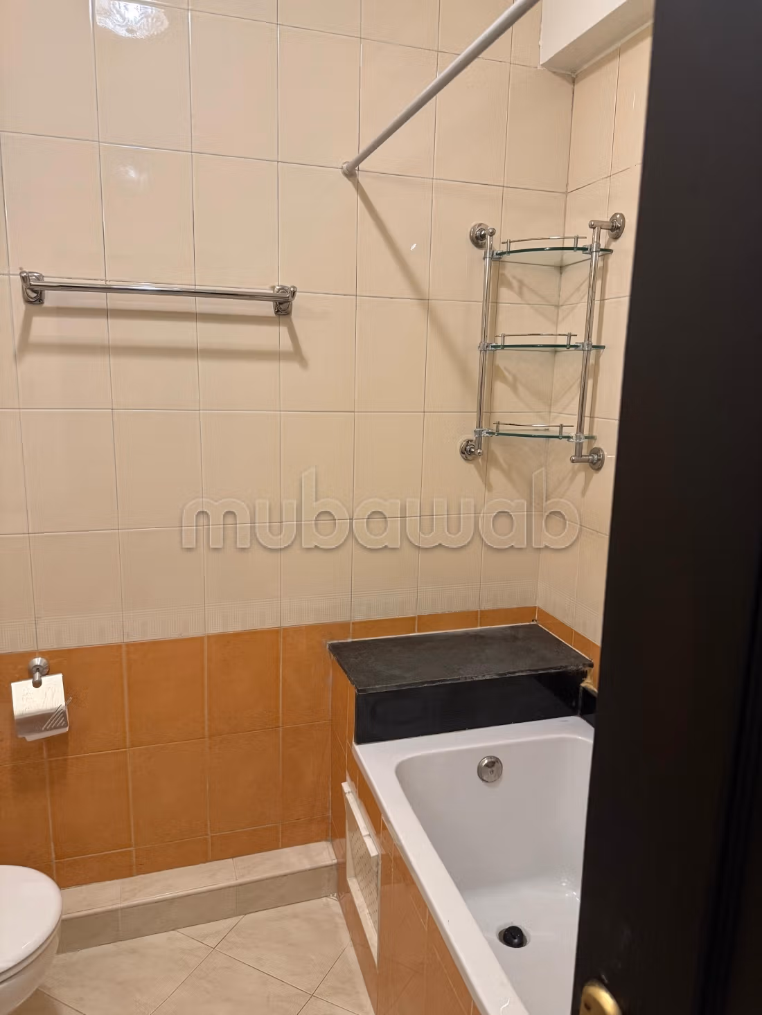 Bell'appartamento in affitto ad Al-Walfa. Superficie 133 m². Arredato