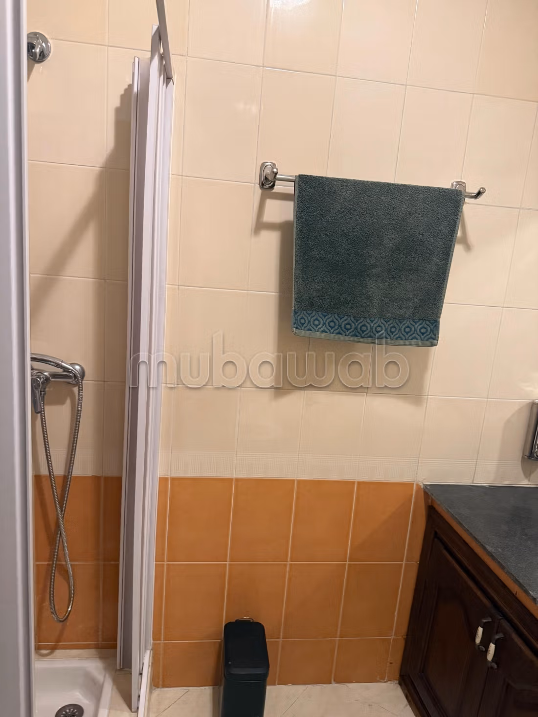 Bell'appartamento in affitto ad Al-Walfa. Superficie 133 m². Arredato
