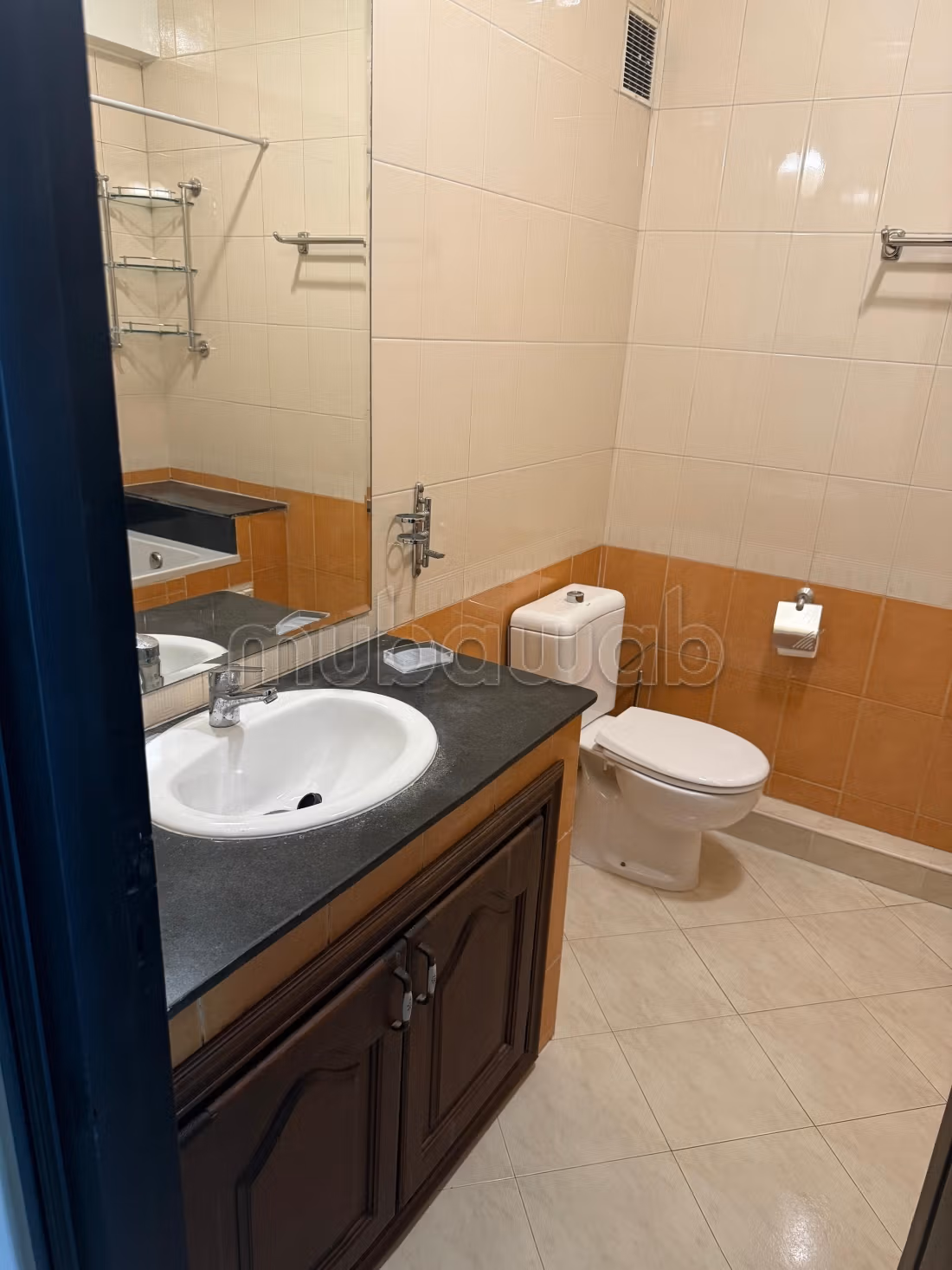 Bell'appartamento in affitto ad Al-Walfa. Superficie 133 m². Arredato