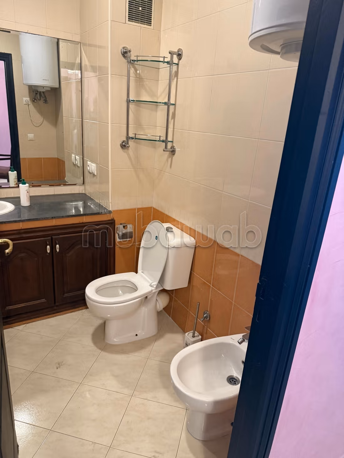 Bell'appartamento in affitto ad Al-Walfa. Superficie 133 m². Arredato