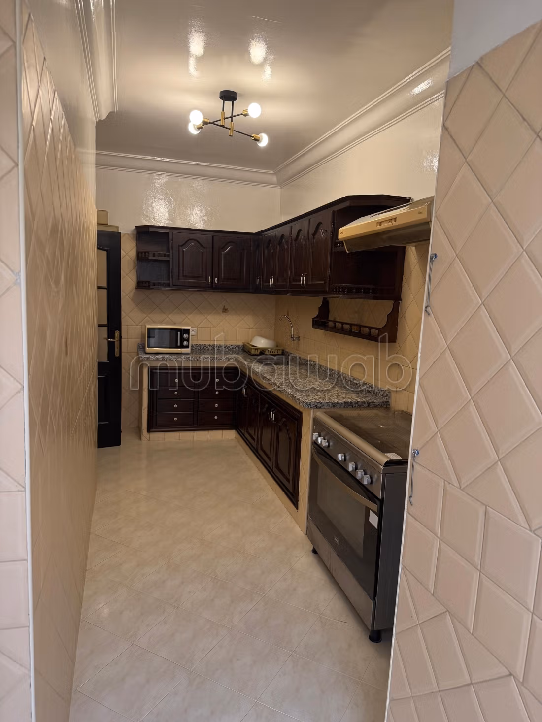 Bell'appartamento in affitto ad Al-Walfa. Superficie 133 m². Arredato