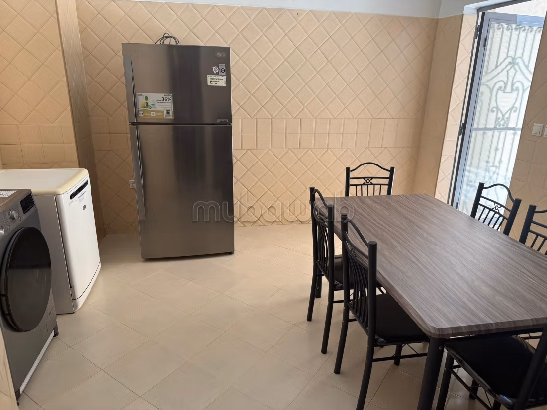 Bell'appartamento in affitto ad Al-Walfa. Superficie 133 m². Arredato