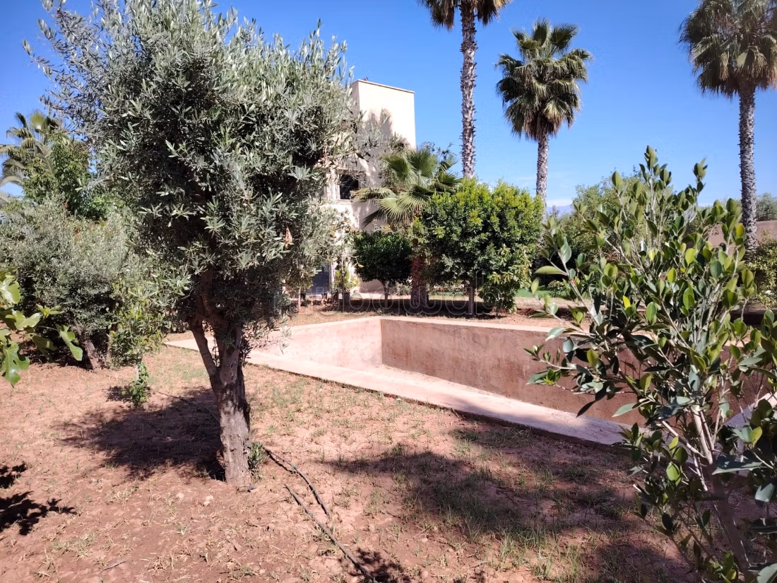 Casa R1 intitolata in vendita sulla Route de l'Ourika. Superficie 1400 m². Giardino e terrazza