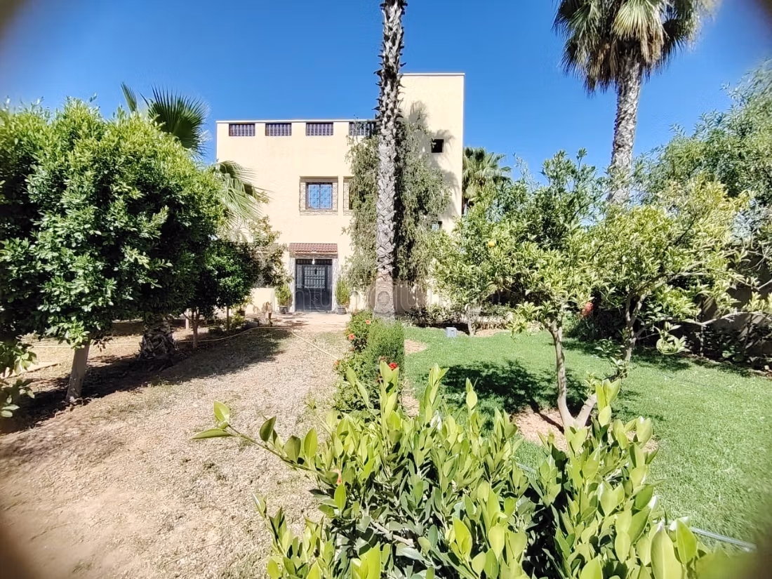 Casa R1 intitolata in vendita sulla Route de l'Ourika. Superficie 1400 m². Giardino e terrazza