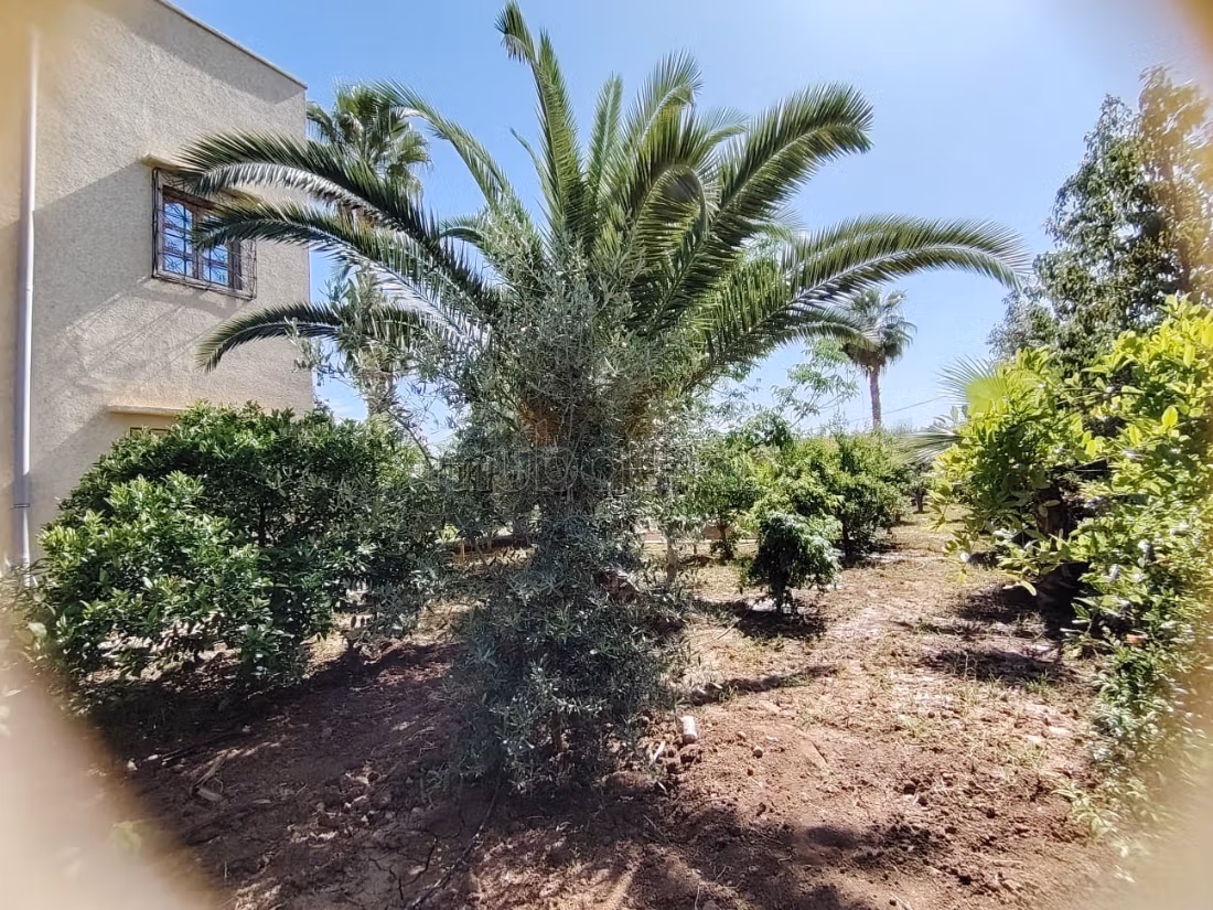 Casa R1 intitolata in vendita sulla Route de l'Ourika. Superficie 1400 m². Giardino e terrazza