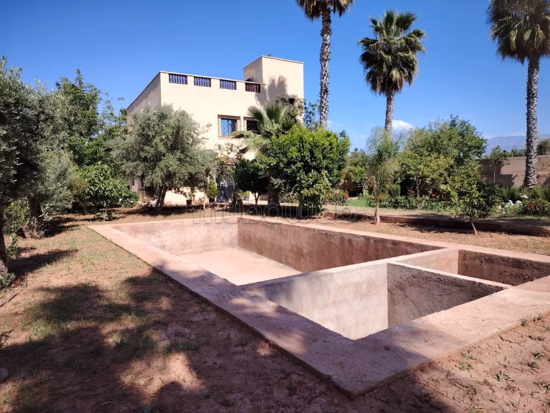 Casa R1 intitolata in vendita sulla Route de l'Ourika. Superficie 1400 m². Giardino e terrazza