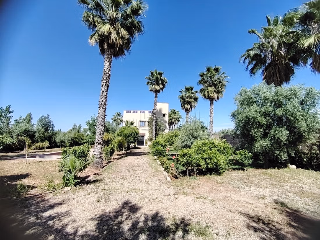Casa R1 intitolata in vendita sulla Route de l'Ourika. Superficie 1400 m². Giardino e terrazza