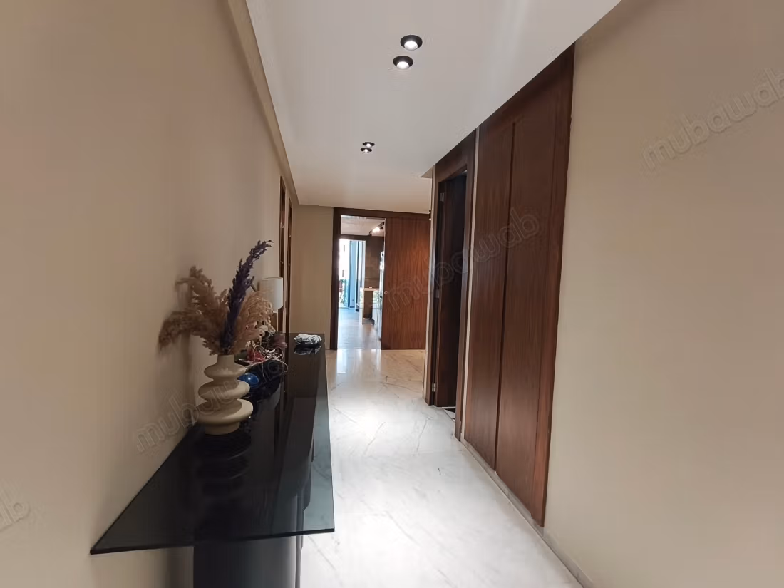 Bell'appartamento con personale privato, piscina, palestra e altro