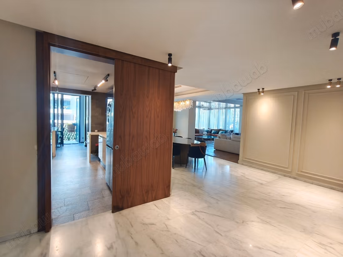 Bell'appartamento con personale privato, piscina, palestra e altro