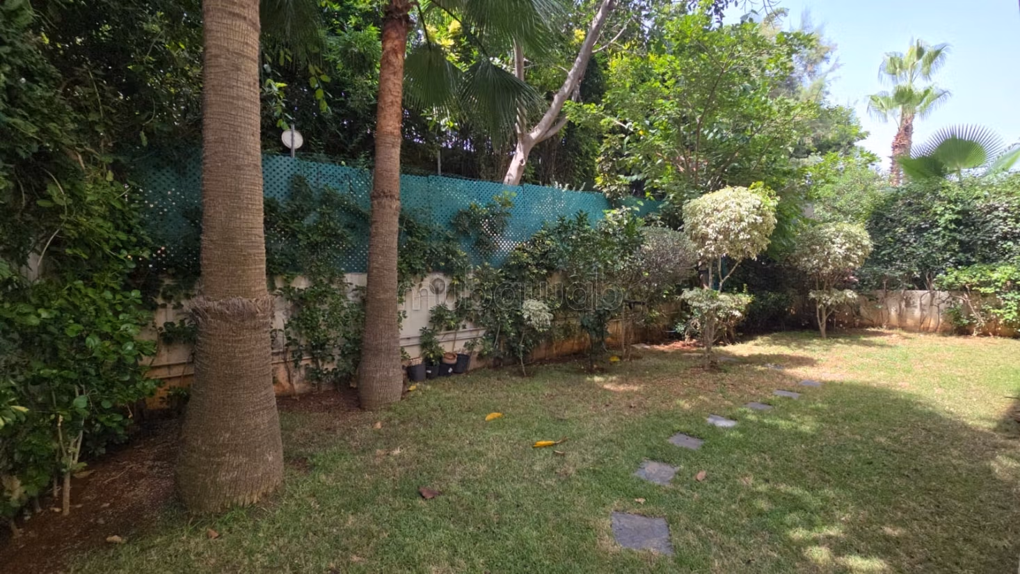 À VENDRE Magnifique Triplex avec Jardin — 2