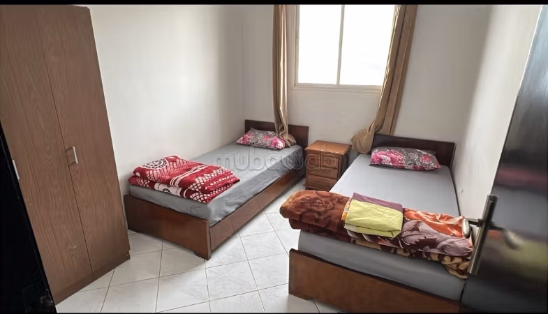 Apartamentos en alquiler en Hay Salam. 3 habitaciones cómodas. Sistema de parabólica y salón marroquí