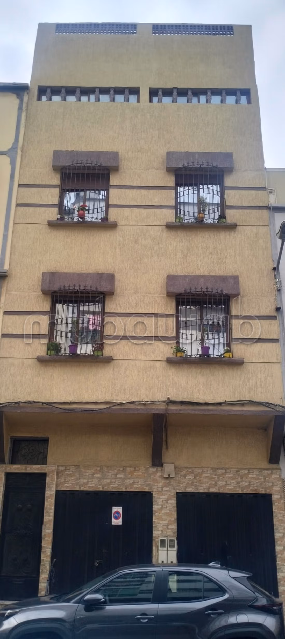 Superbe maison à vendre à Ain Chock. 4 pièces confortables
