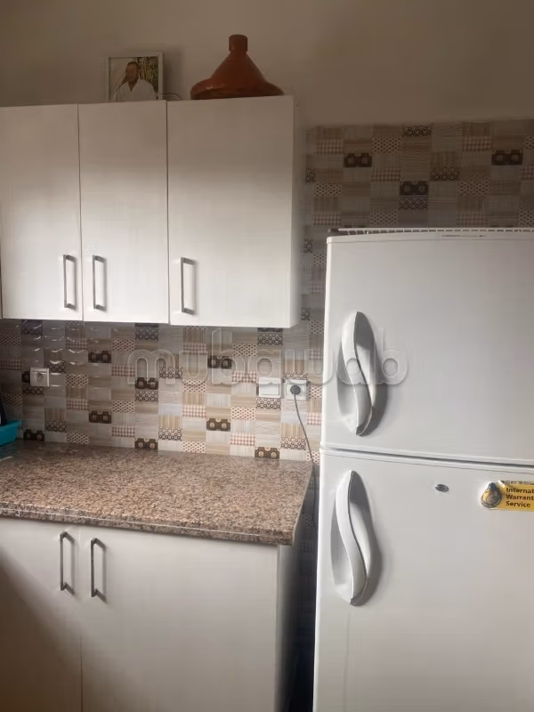 Appartements à louer à Hassan au centre-ville. Superficie totale de 80 m². Salon traditionnel et système de télévision par satellite.