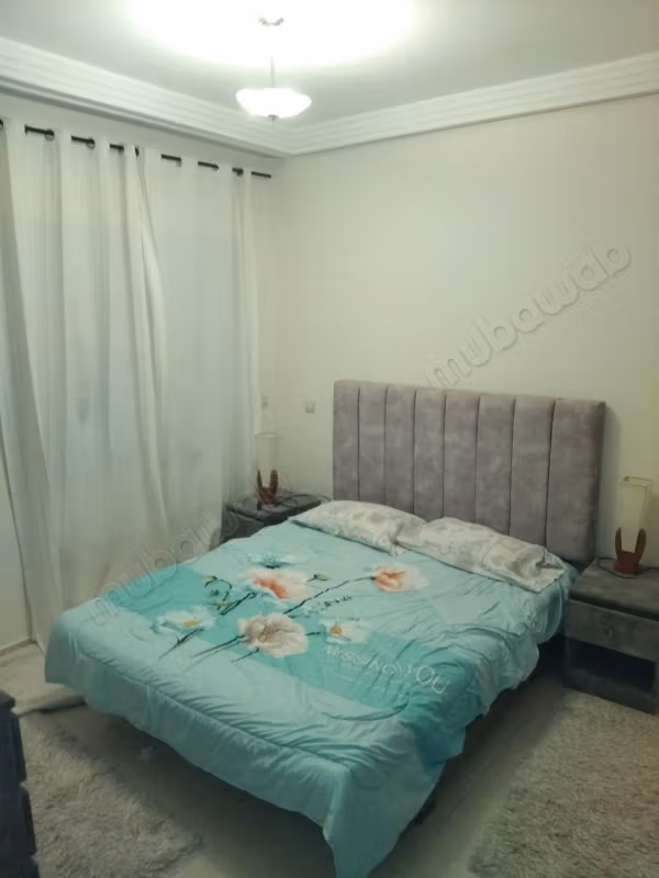 Très bel appartement en location à Hay Alfadl. 
3 pièces. 
Meublé