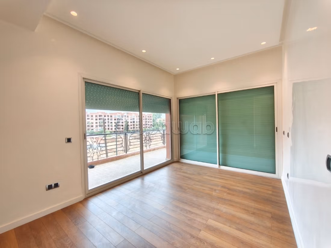 Appartement à louer à Hivernage. 
Superficie 110 m². 
Antenne parabolique et sécurité — 2