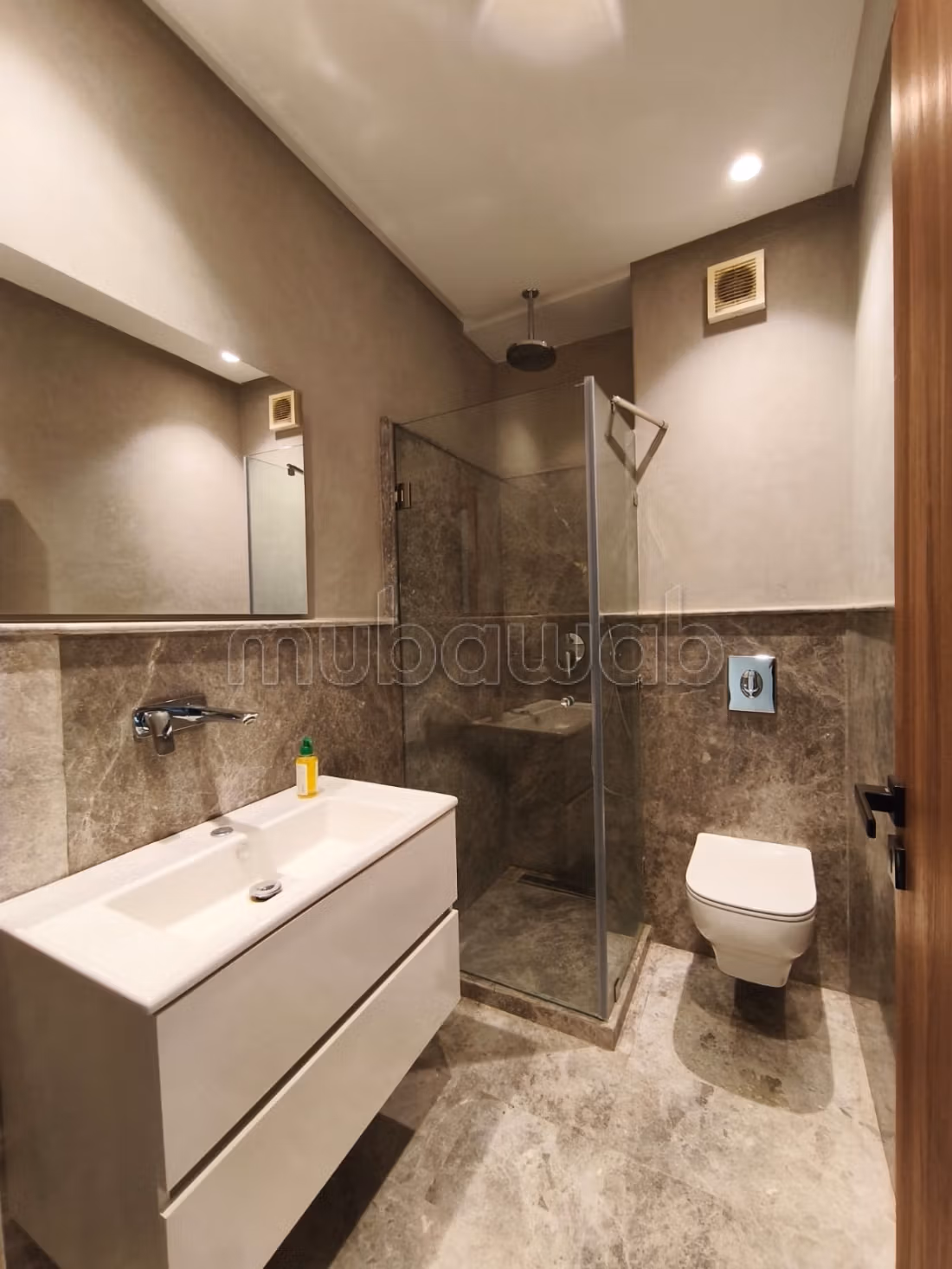 Appartement à louer à Hivernage. 
Superficie 110 m². 
Antenne parabolique et sécurité — 5