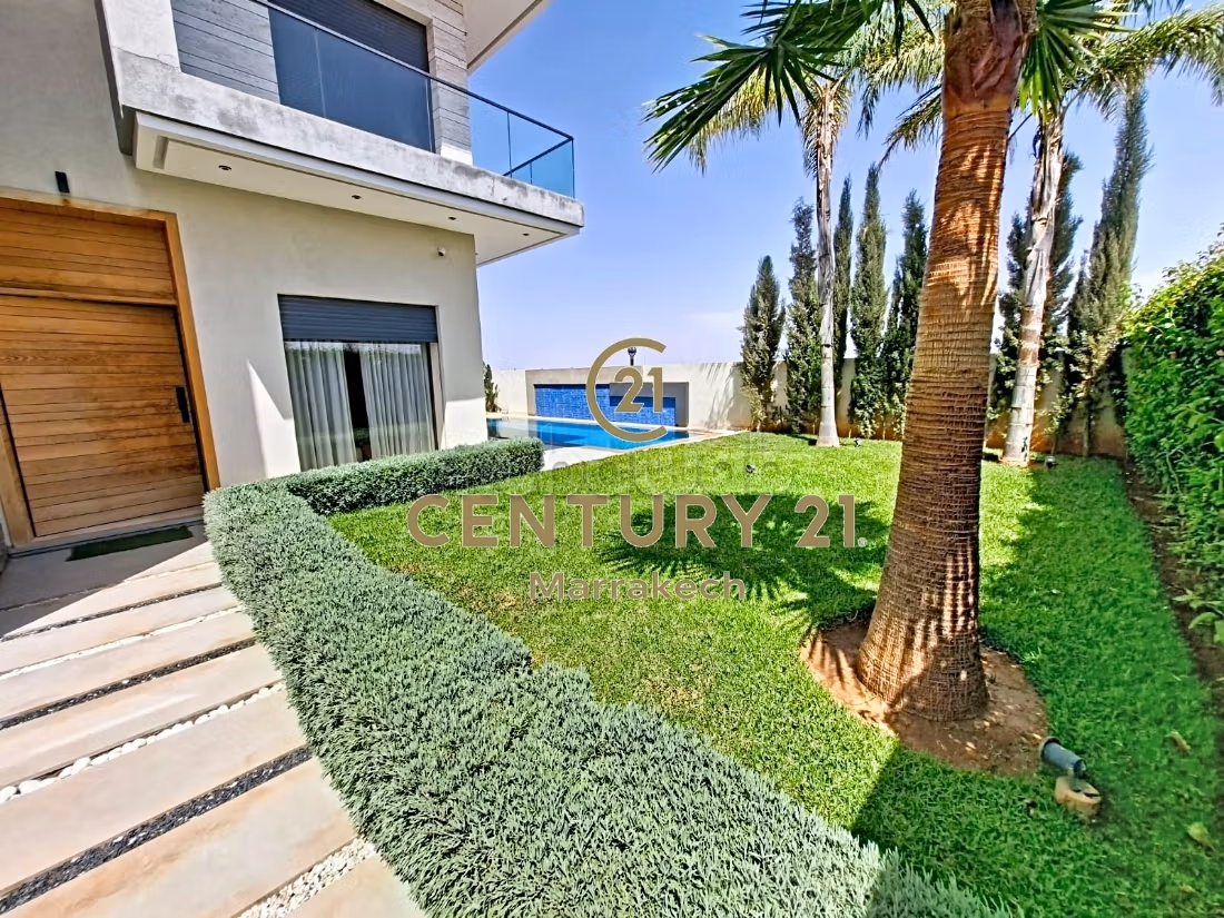 Villa Without Overlooking Neighbors with South-Facing Pool