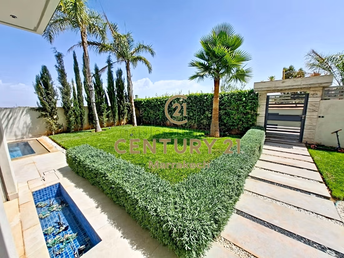 Villa Without Overlooking Neighbors with South-Facing Pool