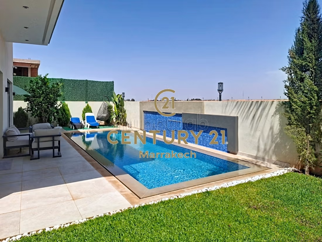 Villa Without Overlooking Neighbors with South-Facing Pool