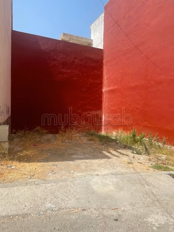 Terrain à vendre dans le quartier du Golf. Superficie totale 110 m²