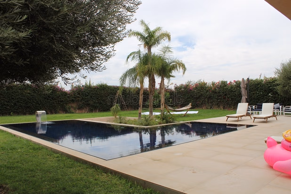 Very pretty contemporary single-storey villa