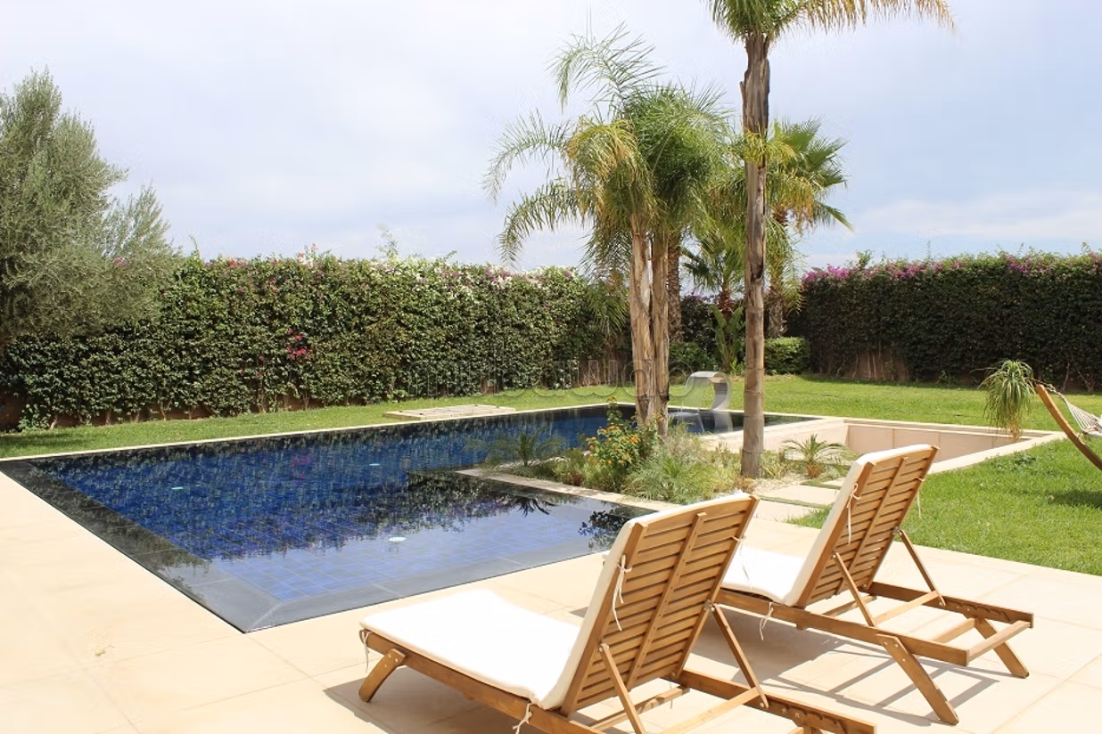 Very pretty contemporary single-storey villa