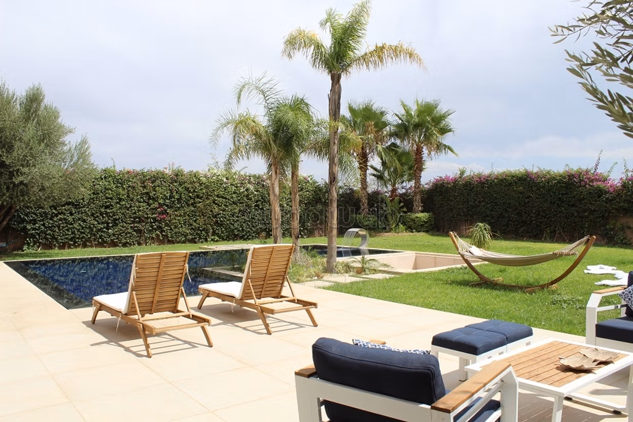 Very pretty contemporary single-storey villa