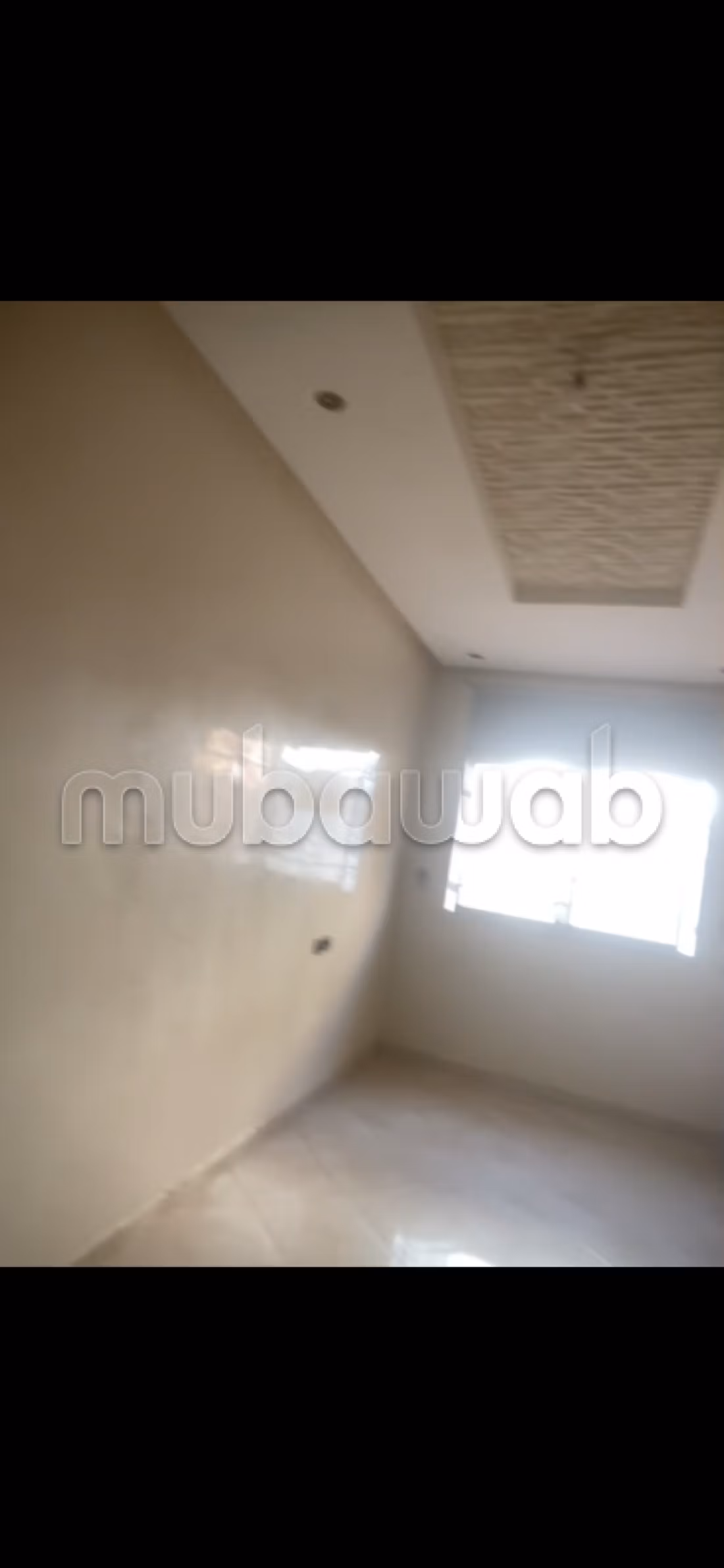 Bel appartement à vendre à Bahroura, Temara, Al Wifaq. Superficie de 97 m². Fenêtres avec double vitrage et porte sécurisée.