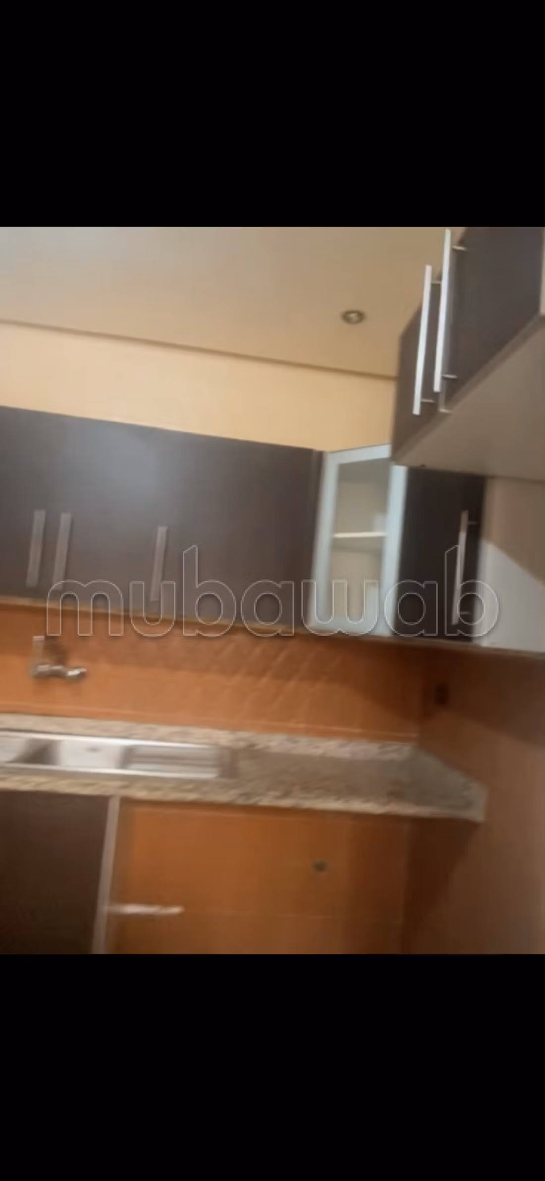 Bel appartement à vendre à Bahroura, Temara, Al Wifaq. Superficie de 97 m². Fenêtres avec double vitrage et porte sécurisée.
