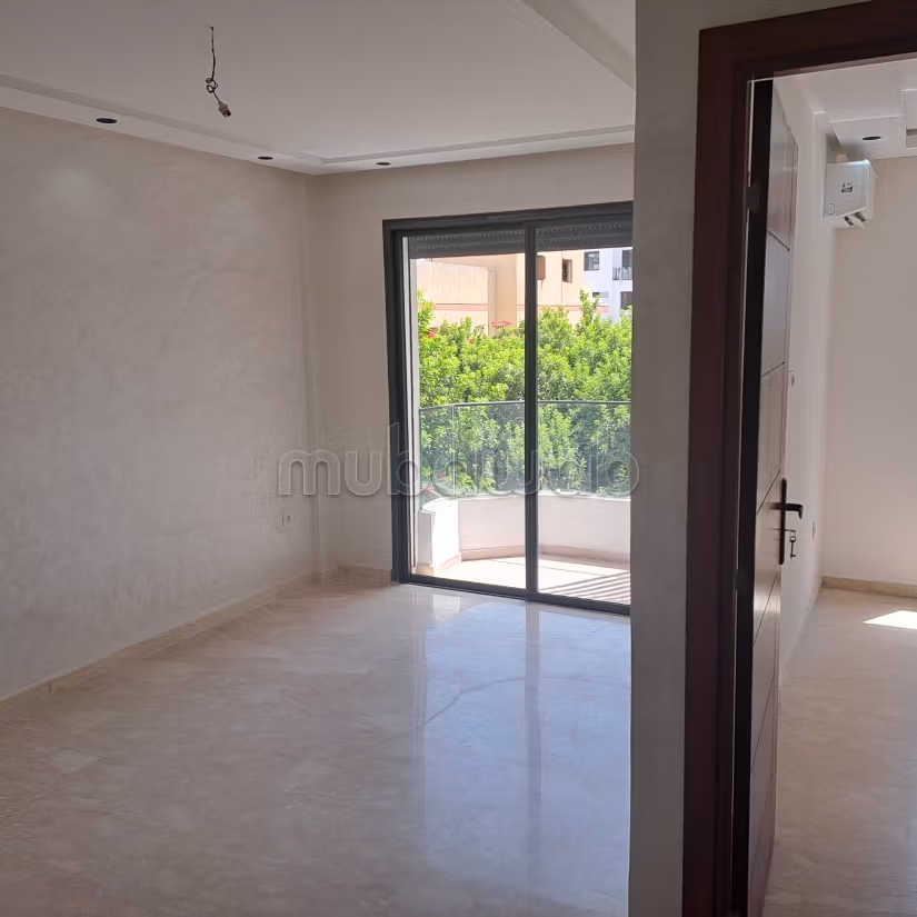 Empty studio for rent in the hospital district