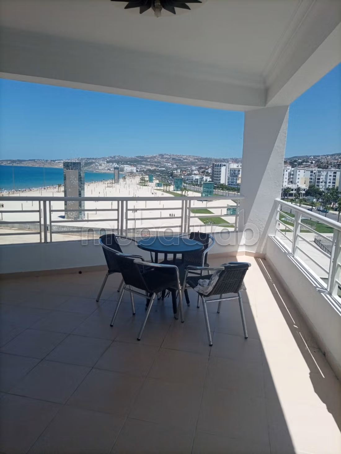 Zeer mooi appartement te huur in het centrum van Tanger. Oppervlakte 93 m². Goed ingericht