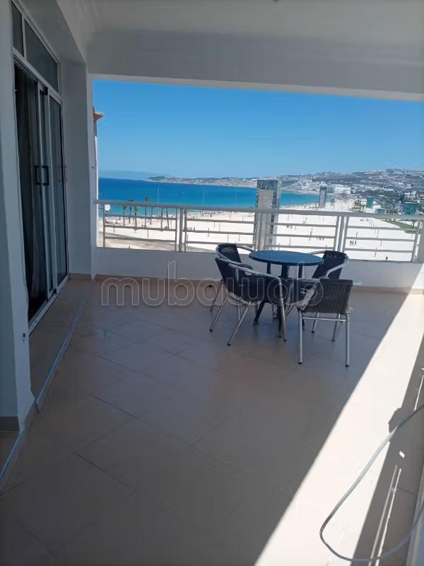 Muy bonito apartamento en alquiler en el centro de la ciudad de Tánger. Superficie 93 m². Bien amueblado