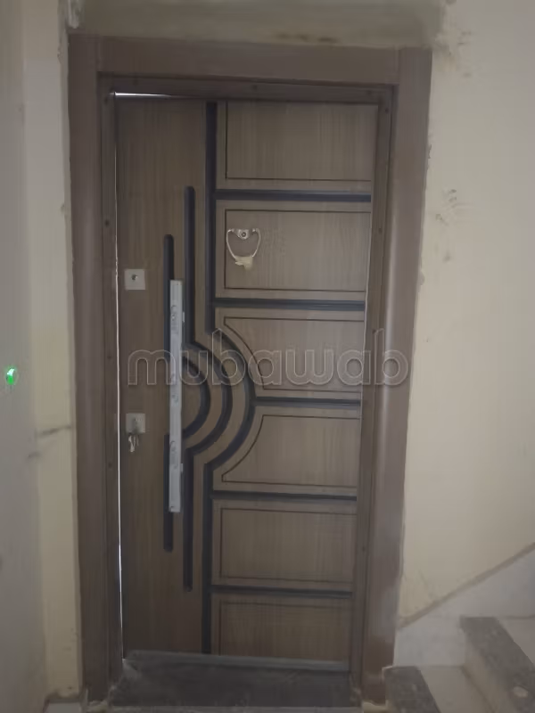 Bel appartement à vendre à Marjan. Superficie totale 71 m². Salon marocain traditionnel et porte solide