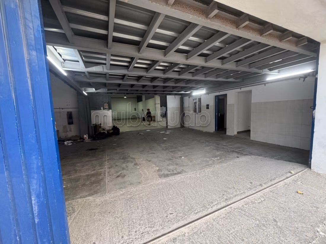 Local commercial en location à Charguia. Surface totale 1000 m². Double vitrage et chauffage central