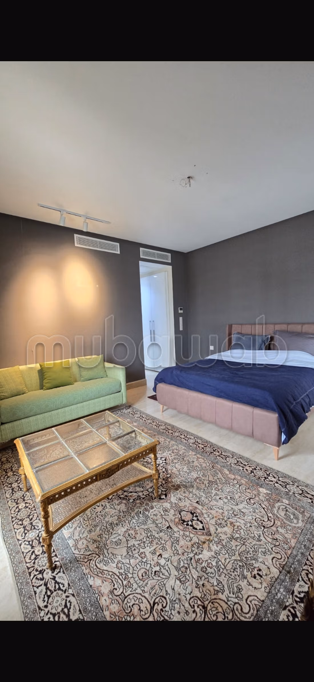 Très bel appartement en location à Les Berges Du Lac 2. Surface totale 200 m². Bien meublé