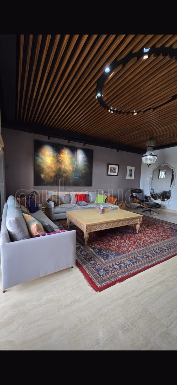 Bellissimo appartamento in affitto a Les Berges Du Lac 2. Superficie totale 200 m². Ben arredato