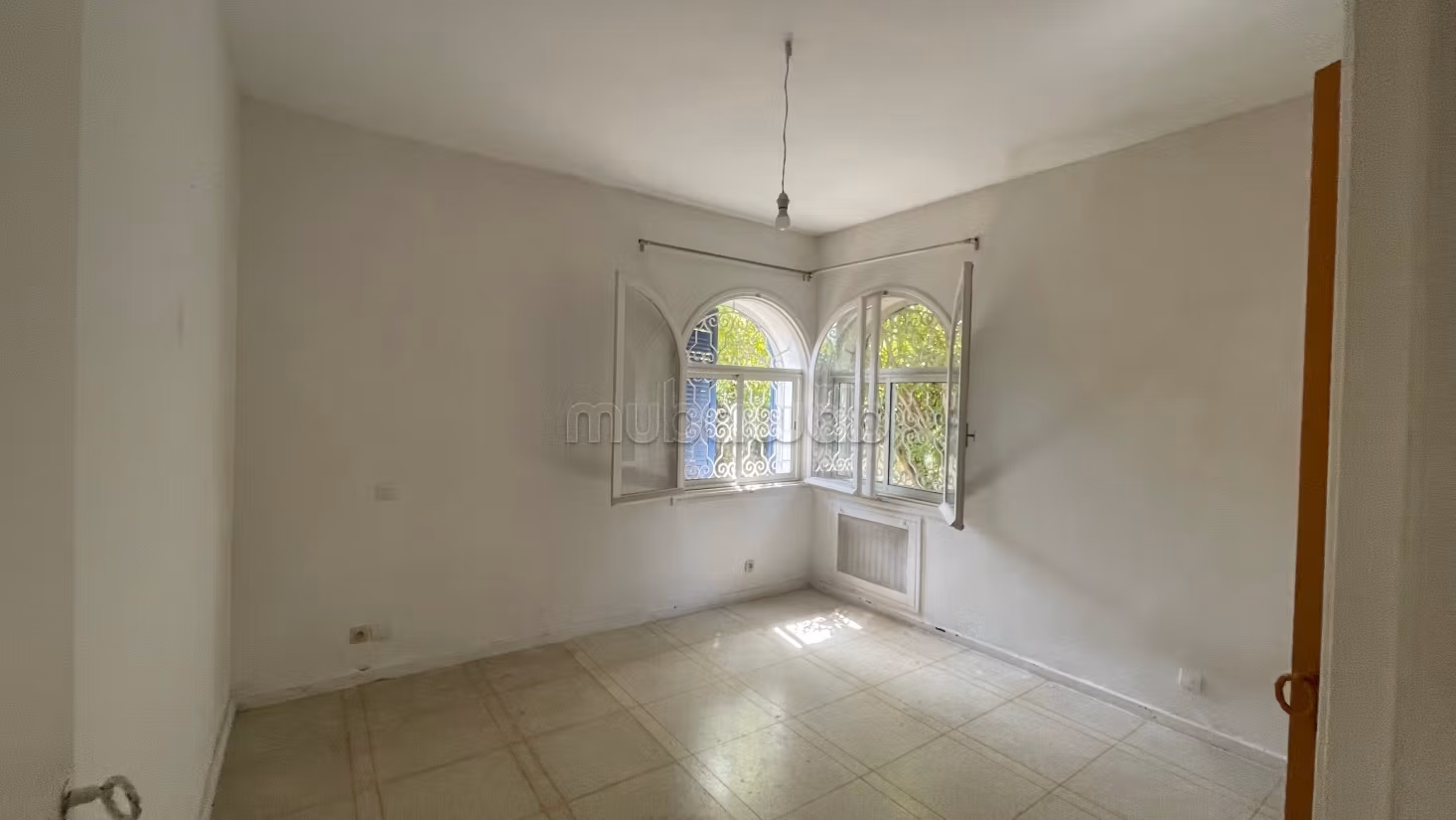 Maison de luxe à vendre à Souissi. 4 chambres. Cheminée, piscine