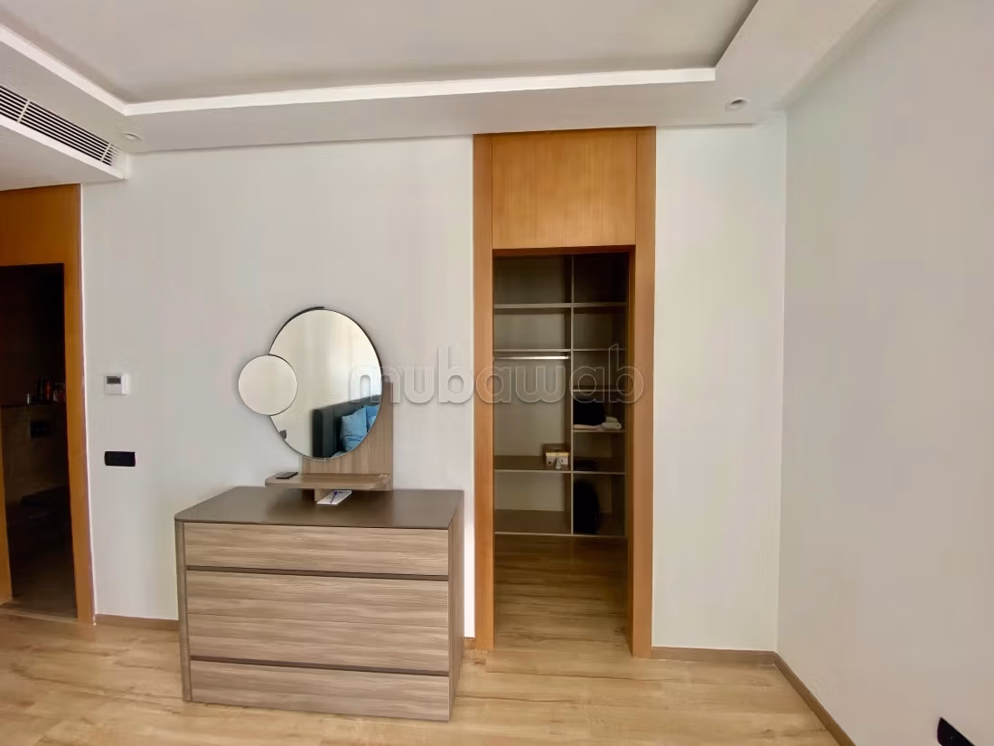 Drie-slaapkamer gemeubileerd appartement bij CFC