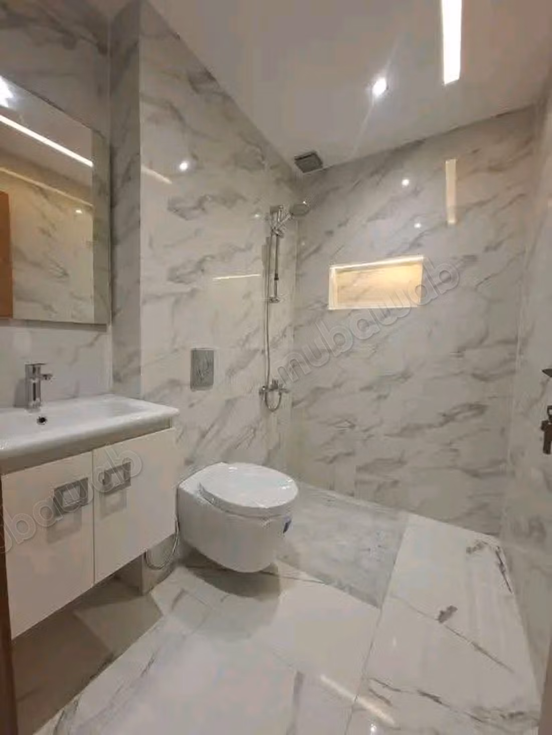 Mooie appartement te koop in het stadscentrum. Totale oppervlakte 90 m². Traditionele woonkamer, algemene satellietantenne