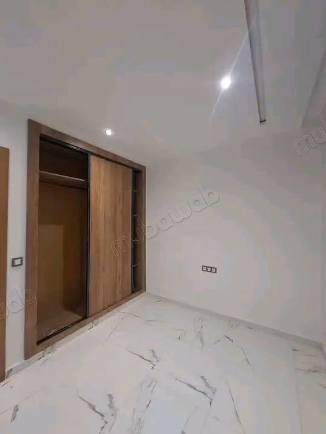 Mooie appartement te koop in het stadscentrum. Totale oppervlakte 90 m². Traditionele woonkamer, algemene satellietantenne