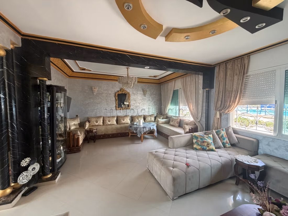 Maison de luxe à vendre à Harhoura. 
3 chambres agréables. 
Piscine et air conditionné
