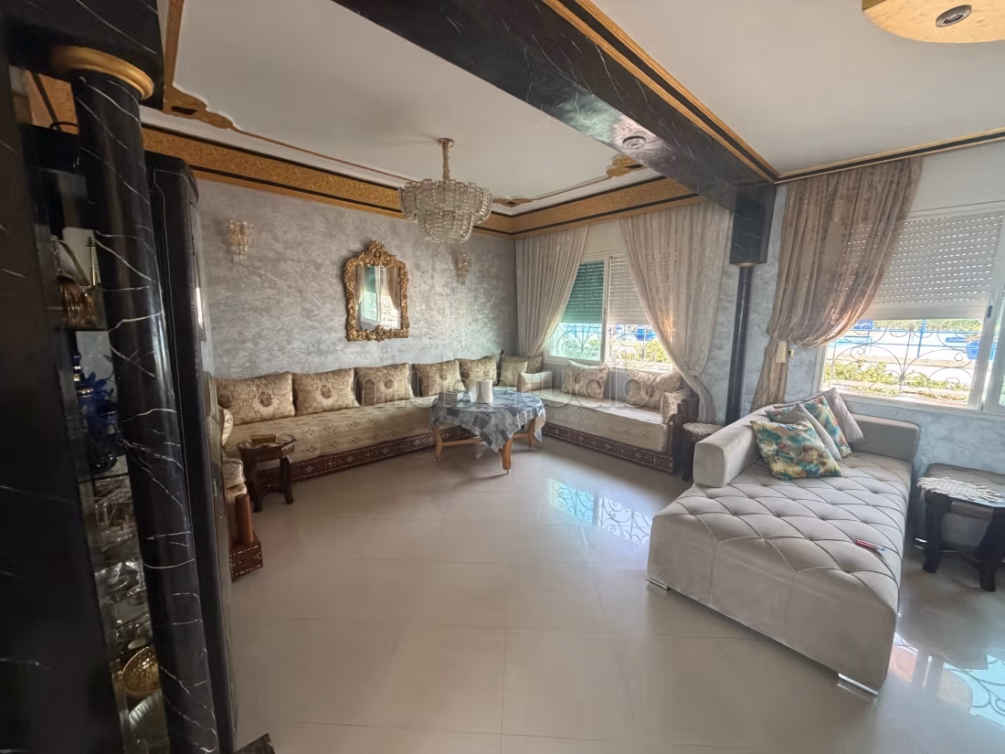 Maison de luxe à vendre à Harhoura. 
3 chambres agréables. 
Piscine et air conditionné