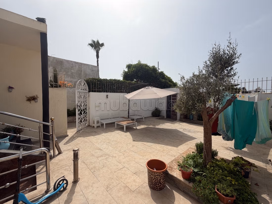 Maison de luxe à vendre à Harhoura. 
3 chambres agréables. 
Piscine et air conditionné